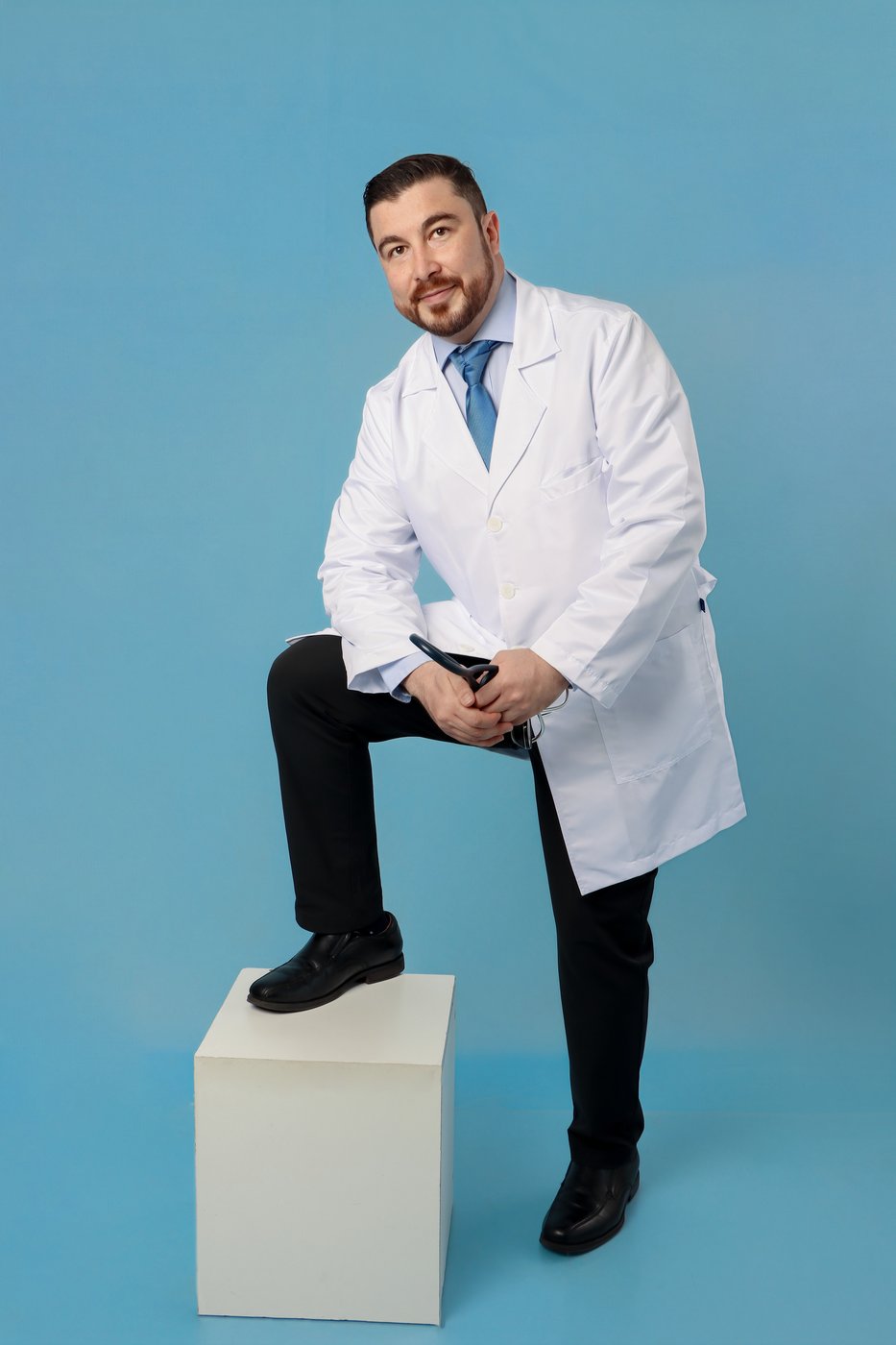 Dr. Humberto Cota Gómez con bata blanca y estetoscopio, listo para consulta.