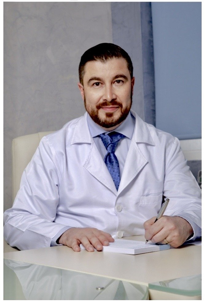 Dr. Humberto Cota Gómez, médico especialista en otorrinolaringología y cirugía facial, en consulta.